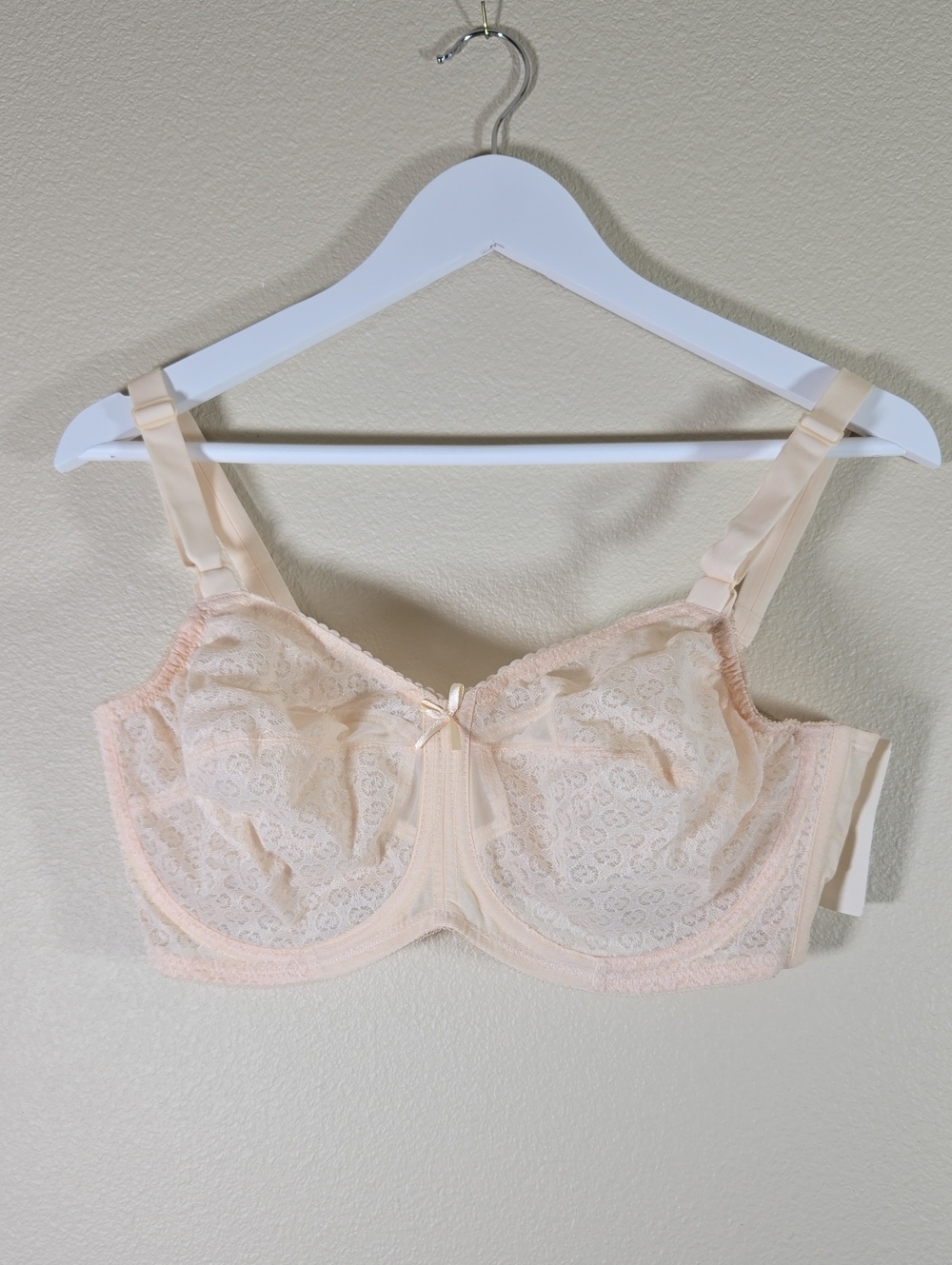Bali Sno-flake Lace Underwire Bra.  Style 2620.  Beige.  38D.  NWT.